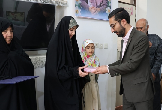 دیدار مدیرکل کانون پرورش فکری چهارمحال و بختیاری با خانواده شهید «جعفر مرزبان»